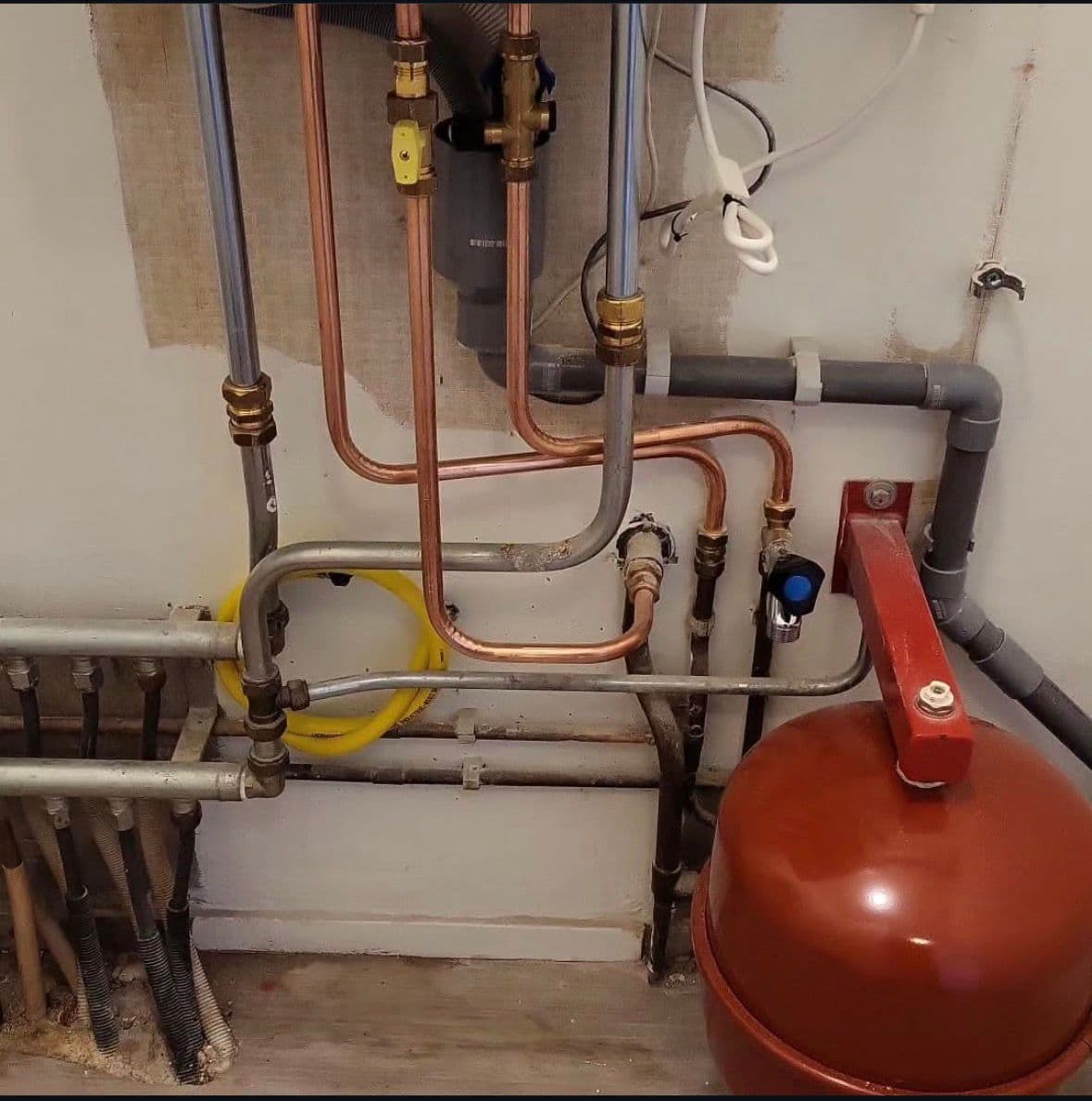 Professionele CV-installatie met nette leidingvoering